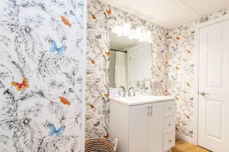 Cozy Private Apt Near Downtown Burlington Luaran gambar